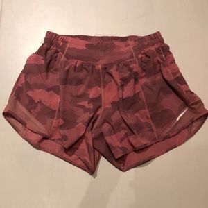 Lululemon Hotty Hot Low Rise 4” sz 6 shorts